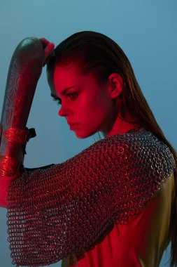 Güzel bir kadın kırmızı ışık, gümüş zırh zinciri. Yaşam tarzını değiştirmemiş. Yüksek kalite fotoğraf