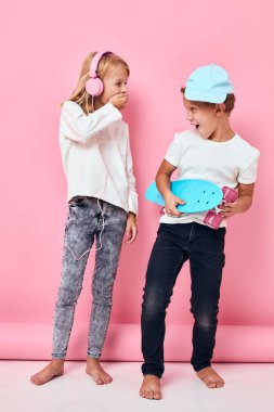 Tarz sahibi genç arkadaşlar aktif dinlenme ve eğlence dolu bir çocukluk dönemi. Yüksek kalite fotoğraf