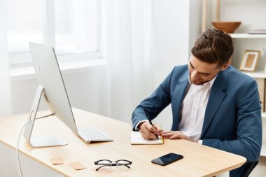 Müdür, bilgisayar işi patronu belgelerinde oturuyor. Gri arka plan. Yüksek kalite fotoğraf