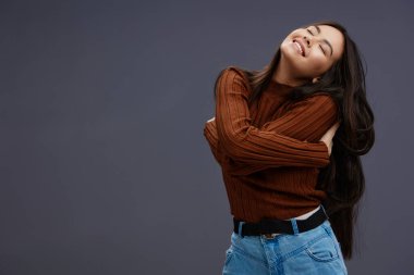 Esmer, kahverengi süveter. Gülümseyen bir model. Yüksek kalite fotoğraf