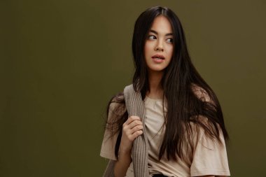 Moda stüdyosu modeli pozu veren omuzlarda portre kadın kazağı. Yüksek kalite fotoğraf