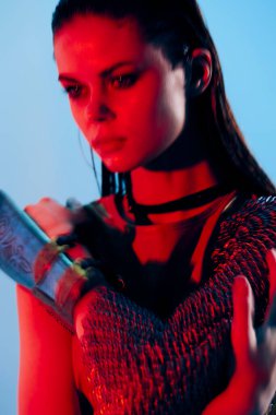 Zırhlı zırhlı çekici bir kadın. Posta koruması. Yaşam tarzı değişmemiş. Yüksek kalite fotoğraf