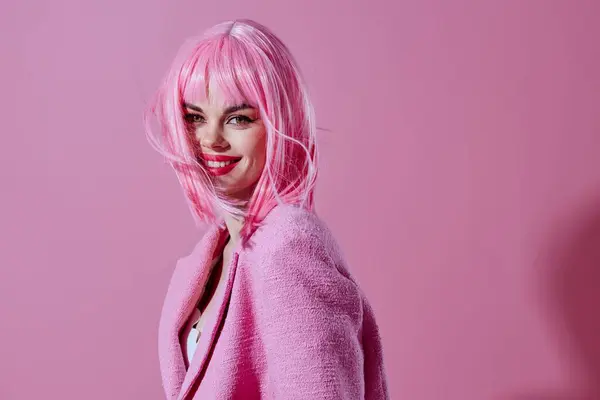 Jaket Pink Wanita Muda Memegang Model Studio Kosmetik Rambut Tidak — Stok Foto