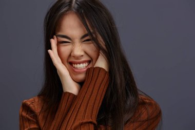 Esmer el hareketleri kahverengi süveter moda stüdyosu modeli. Yüksek kalite fotoğraf