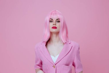 Güzellik modadaki kadın parlak makyajlı pembe saçlı cazibeli arka plan değiştirilmemiş. Yüksek kalite fotoğraf