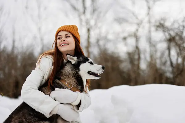 Mujer Nieve Jugando Con Perro Divertido Amistad Aire Fresco Foto —  Fotos de Stock