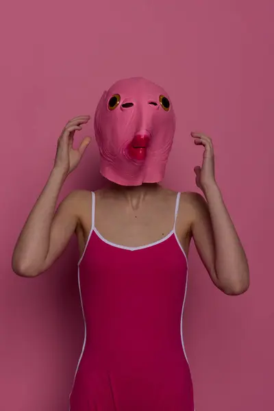Mujer Pie Una Máscara Pescado Rosa Cabeza Una Provocativa Mirada — Foto de Stock
