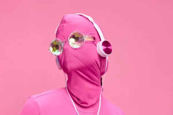 Porträt Eines Mannes Mit Pinkfarbener Ganzgesicht Inkognito Maske Mit Kopfhörern — Stockfoto