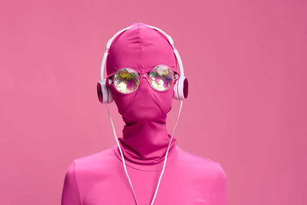 Pembe Elbiseli Aksesuarlı Siber Punk Konseptli Kavramsal Sanat Fotoğrafçılığıyla Pembe — Stok fotoğraf