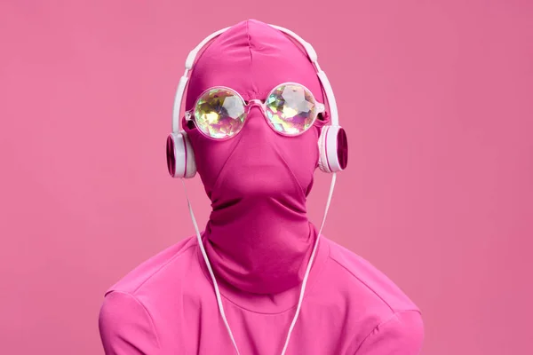 具有粉色背景 粉色衣服和配饰 网络朋克概念和概念艺术摄影创意的疯狂粉红照片 高质量的照片 — 图库照片