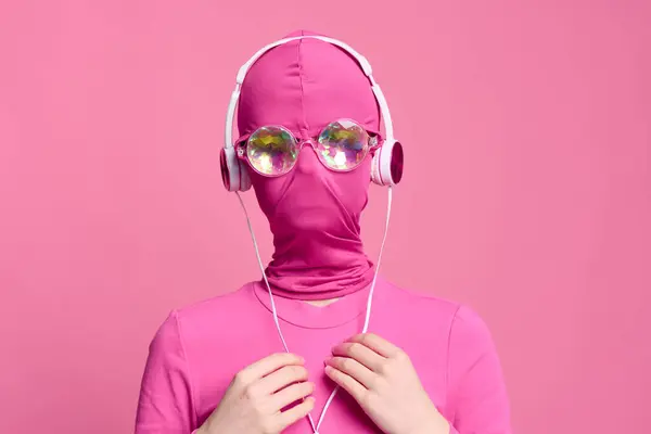 Foto Arte Retrato Conceptual Una Mujer Con Una Máscara Rosa — Foto de Stock