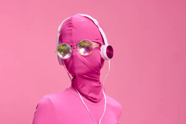Портрет Человека Розовой Инкогнито Маске Наушниками Блестящими Круглыми Солнцезащитными Очками — стоковое фото