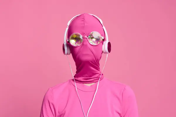 Γυναικεία Τέχνη Κτυπά Εννοιολογικό Πορτρέτο Φωτεινό Ροζ Κερί Φορώντας Γυαλιστερά — Φωτογραφία Αρχείου