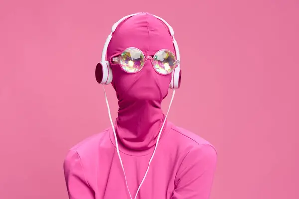 ピンクの服とアクセサリー サイバーパンクのコンセプトとコンセプトアート写真でピンクの背景にクリエイティブなクレイジーなピンクの写真 高品質の写真 — ストック写真