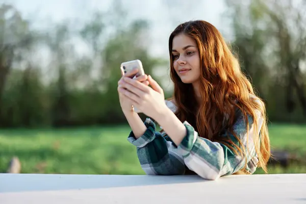 Una Joven Bloguera Sienta Aire Libre Con Smartphone Mano Freelances —  Fotos de Stock