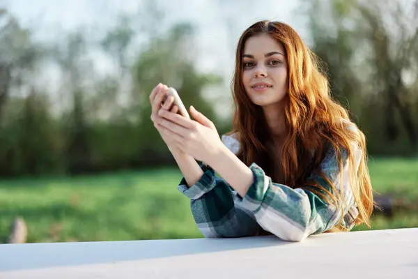 Una Joven Bloguera Sienta Aire Libre Con Smartphone Mano Freelances — Foto de Stock