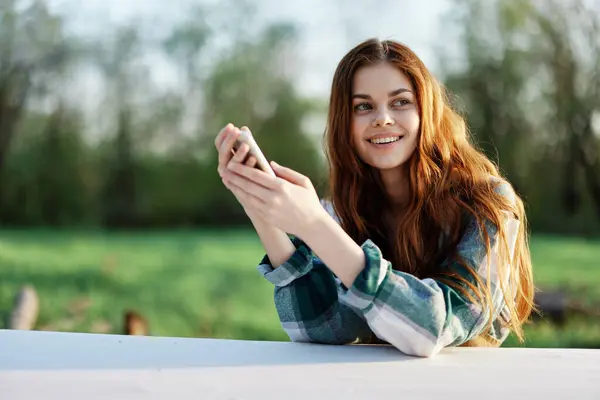 Een Jonge Vrouwelijke Blogger Zit Buiten Met Haar Smartphone Hand — Stockfoto