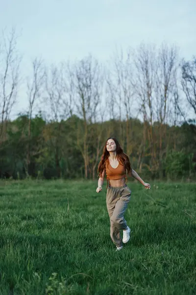 Kobieta Biegnie Parku Zielonej Trawie Treningu Wysokiej Jakości Zdjęcie — Zdjęcie stockowe