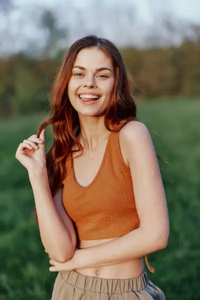Drôle Jeune Femme Rousse Dans Haut Orange Souriant Contre Herbe — Photo