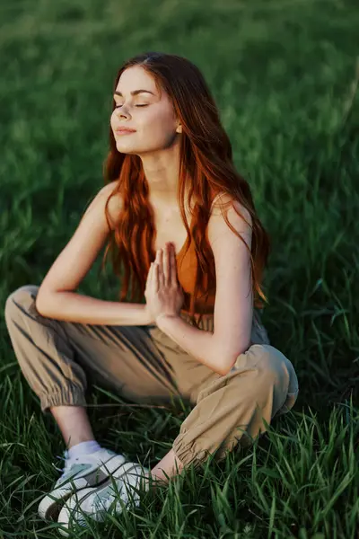 Yazlık Giysiler Içinde Genç Bir Kadın Yeşil Çimlerin Üzerinde Oturur — Stok fotoğraf