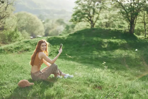 Top View Van Een Vrouw Met Telefoon Hand Freelance Student — Stockfoto