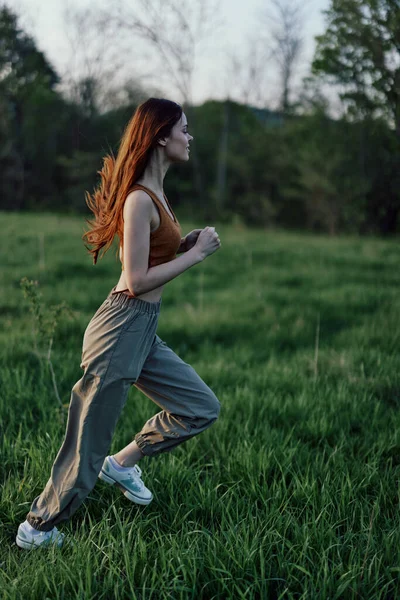 Een Vrouw Met Lang Rood Haar Traint Loopt Het Groene — Stockfoto