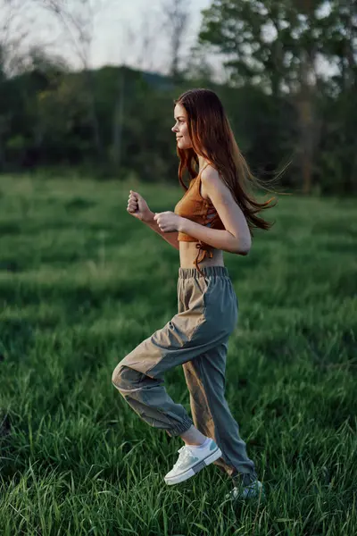 Uzun Kızıl Saçlı Bir Kadın Spor Yapıyor Parktaki Yeşil Çimlerde — Stok fotoğraf
