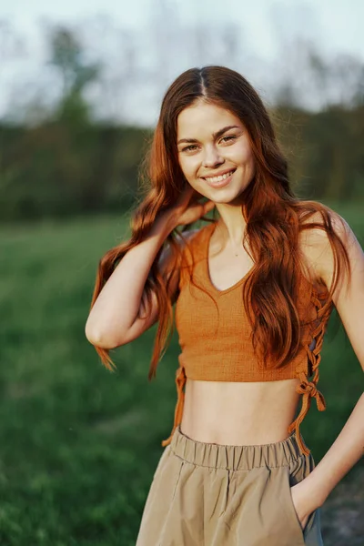 Femme Dans Nature Avec Beaux Cheveux Longs Bouclés Profitant Soleil — Photo