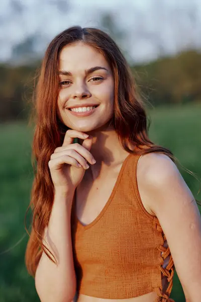 Detailní Portrét Usměvavé Mladé Ženy Slunci Rudými Vlasy Přírodě Kvalitní — Stock fotografie