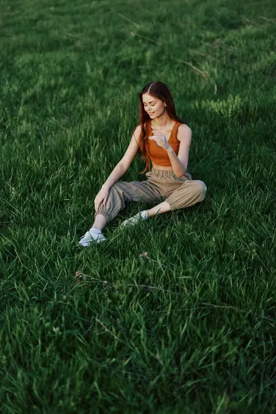 Donna Freelancer Godendo Vita All Aria Aperta Seduto Nel Parco — Foto Stock