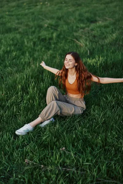 Une Femme Profitant Plein Air Assis Dans Parc Sur Herbe — Photo