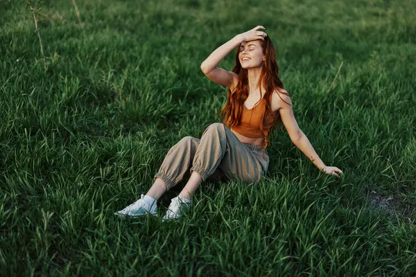 Beautiful Skinny Woman Sits Green Grass Outdoors Casual Comfortable Clothes — Stock Photo, Image