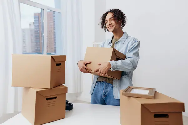 Ein Junger Mann Beim Auspacken Mit Einer Schachtel Der Hand — Stockfoto