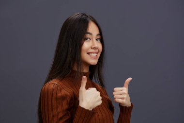 Güzel bir kadının el hareketi kahverengi süveter, moda duyguları stüdyo modeli. Yüksek kalite fotoğraf