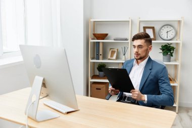 Yönetici, ofis yöneticisinin masasındaki belgelere yazıyor. Yüksek kalite fotoğraf