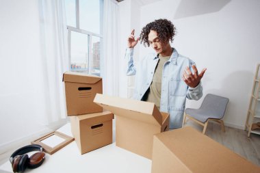 Yaşam tarzını değiştiren kutuları olan yakışıklı bir adam. Yüksek kalite fotoğraf