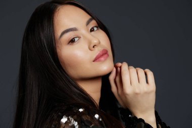 Güzel bir kadın büyük gözlükler parlak moda gri arka plan. Yüksek kalite fotoğraf