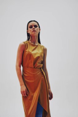 Lüks model pozu veren deri elbiseli genç bir kadın. Yüksek kalite fotoğraf