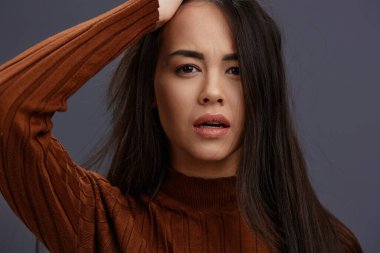 Esmer, kahverengi süveter. Gülümseyen bir model. Yüksek kalite fotoğraf