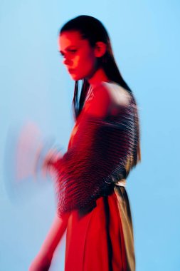 Zırhlı zırhlı, zırhlı, zırhlı, genç bir kadın. Yüksek kalite fotoğraf