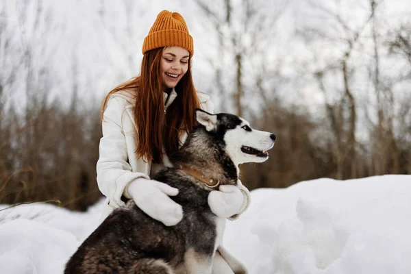 Feliz Joven Nieve Jugando Con Perro Diversión Amistad Vacaciones Invierno —  Fotos de Stock