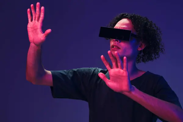 Vzrušený Stylový Opálený Kudrnatý Muž Černém Tričku Brýlemi Dotýká Neviditelného — Stock fotografie
