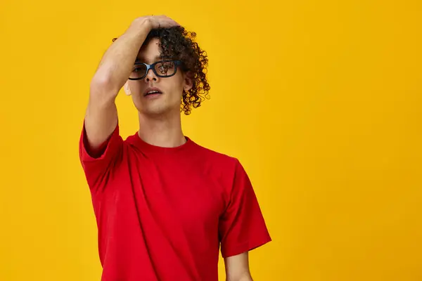 Lindo Hombre Joven Estudiante Miope Atractivo Camiseta Roja Mantenga Gafas —  Fotos de Stock
