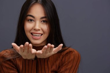 Genç bir kadın kahverengi süveter giyip rahat bir hayat sürüyor. Yüksek kalite fotoğraf