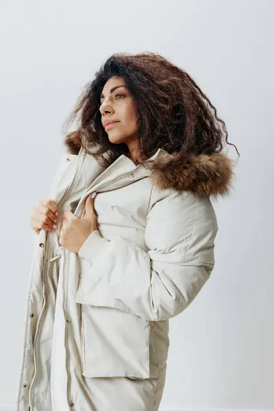 Serious Curly Pretty Latin Lady Vestida Con Suave Abrigo Invierno — Foto de Stock