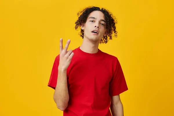 Lindo Hombre Joven Caucásico Divertido Camiseta Roja Muestran Gesto Signo —  Fotos de Stock