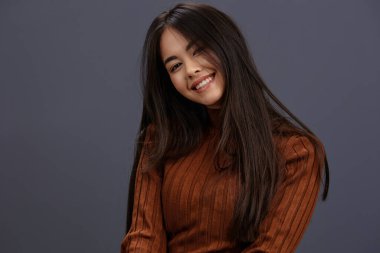 Güzel kadın el hareketleri kahverengi süveter moda stüdyosu modeli. Yüksek kalite fotoğraf