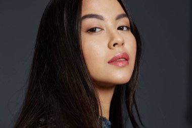 Esmer, çekici, parlak ceketli, izole edilmiş bir arka plan. Yüksek kalite fotoğraf