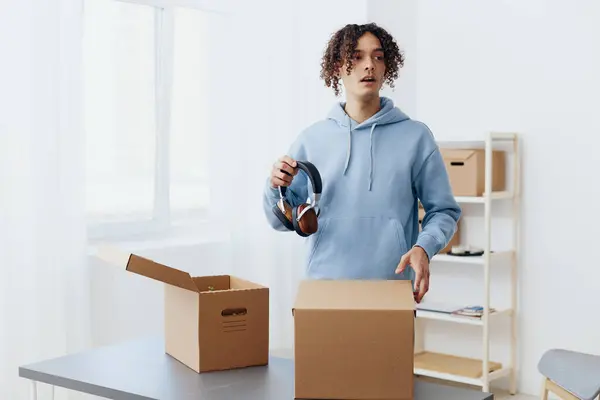 Retrato Hombre Cajas Cartón Habitación Desempacar Estilo Vida Foto Alta —  Fotos de Stock