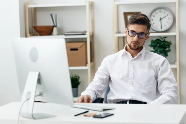 Handsome Businessman White Shirt Sits Computer Work Documentation Office High — Stock Photo, Image
